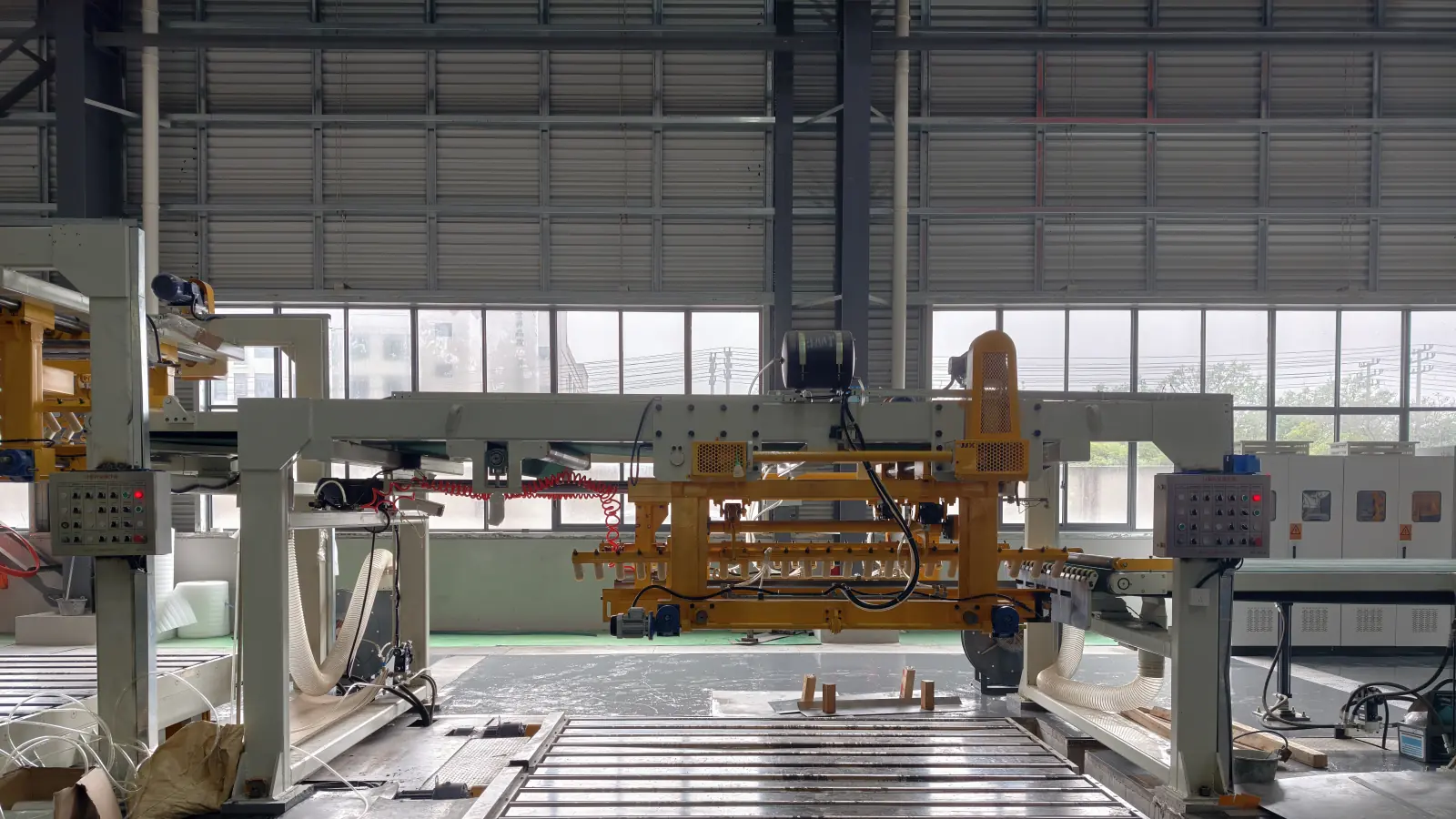 Transportador de lámina y sección de apilado automático de la línea de corte transversal con cizalla rotativa 1650 XIONGJIN