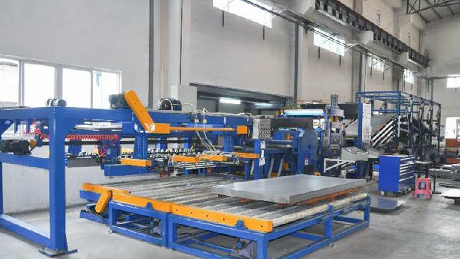 Equipo de manipulación de materiales para integración en líneas de producción de bobinas de acero