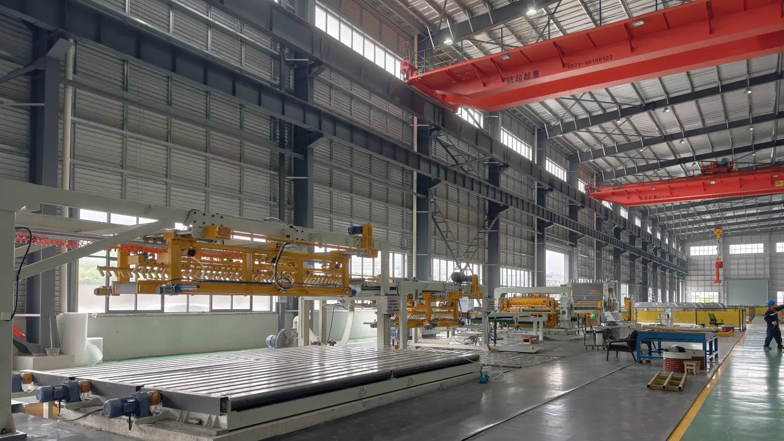 Línea de corte transversal con cizalla volante 1650 (H-3.0-1650NCR) — foto real XIONGJIN